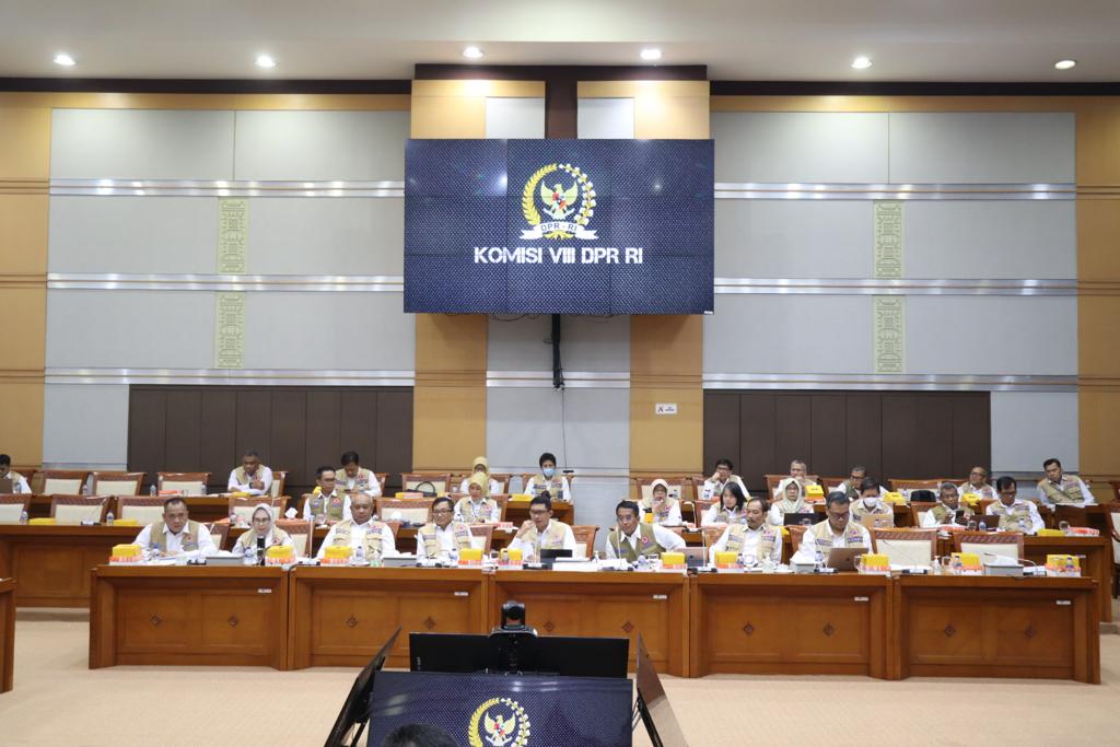 Kepala BNPB Letjen TNI Suharyanto S.Sos., M.M., (dua kanan depan) bersama jajaran pejabat eselon 1 dan 2 BNPB menyampaikan paparan dalam rapat kerja antara BNPB dengan Komisi VIII DPR RI di Kompleks Senayan, Jakarta Pusat, Selasa (30/5). Dalam rapat kerja tersebut BNPB mengusulkan penambahan anggaran untuk tahun 2024 senilai 1 triliyun rupiah.
